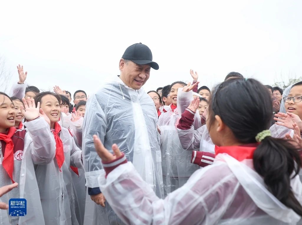 习近平在参加首都义务植树活动时强调 掀起造林绿化热潮 绘出美丽中国的更新画卷